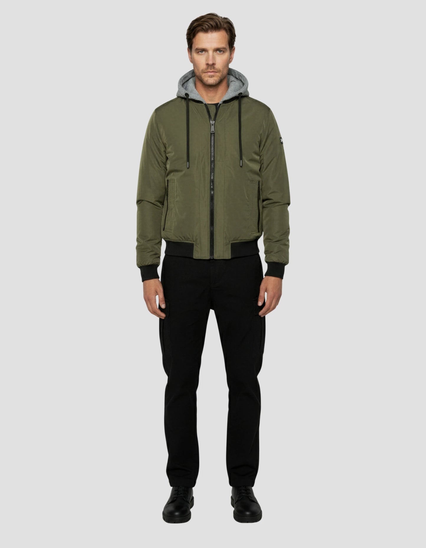 Chaqueta de color caqui con capucha con plastron extraíble