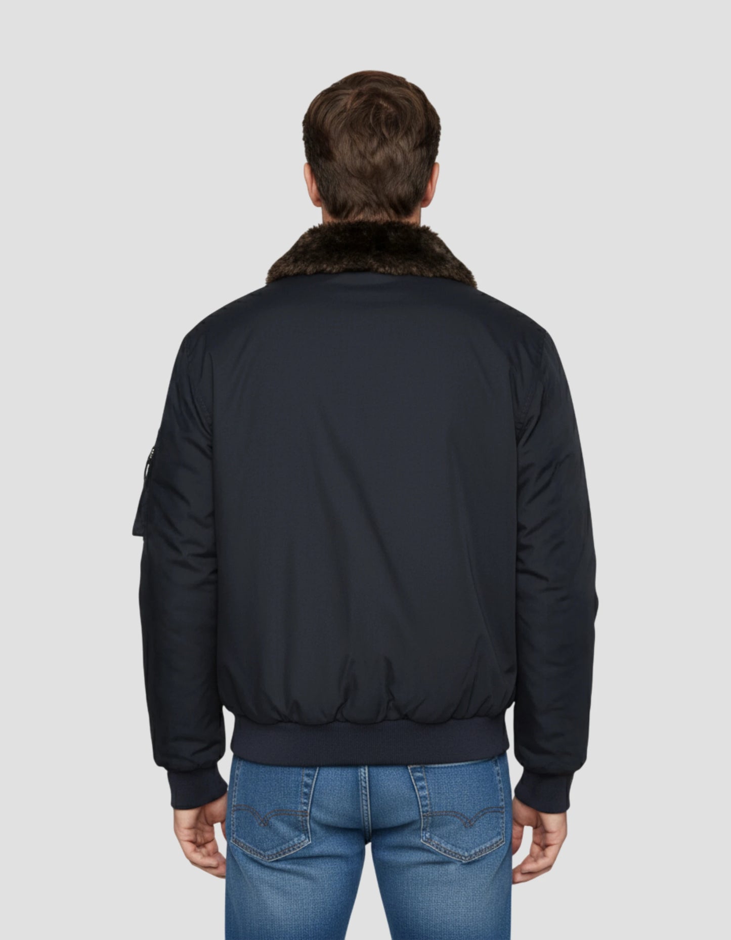 Chaqueta azul marino con cuello de piel sintética extraíble