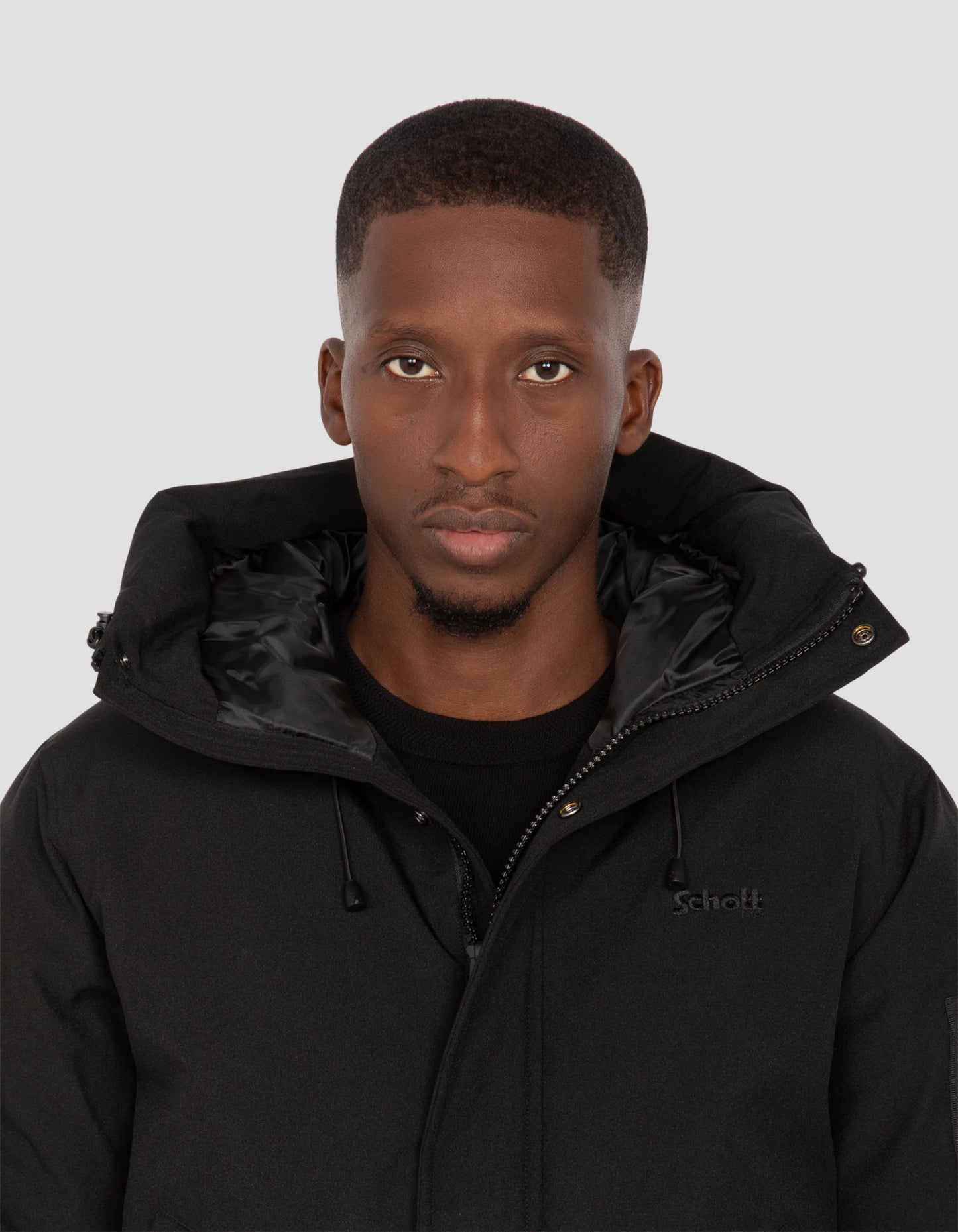 Chaqueta con capucha negra