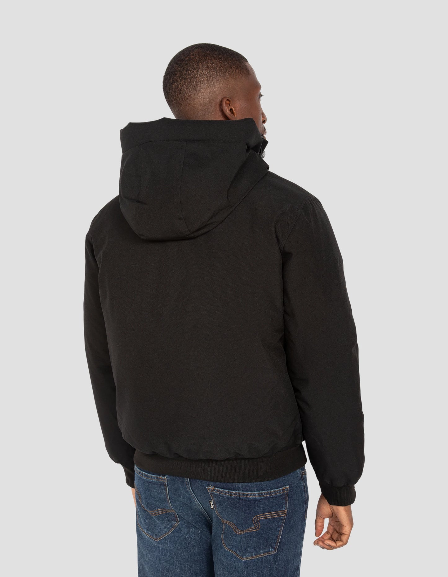 Chaqueta con capucha negra