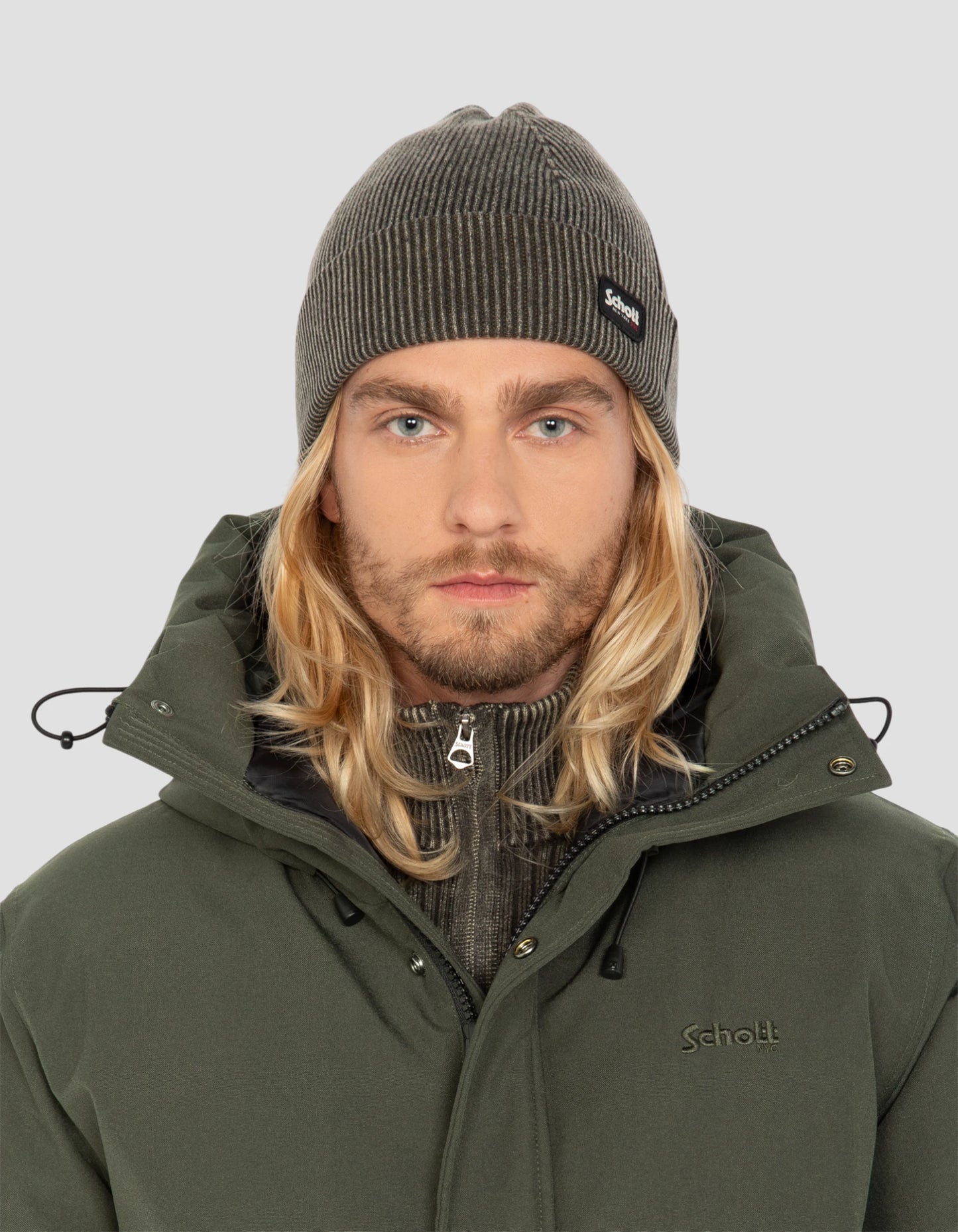 Chaqueta de color caqui con capucha